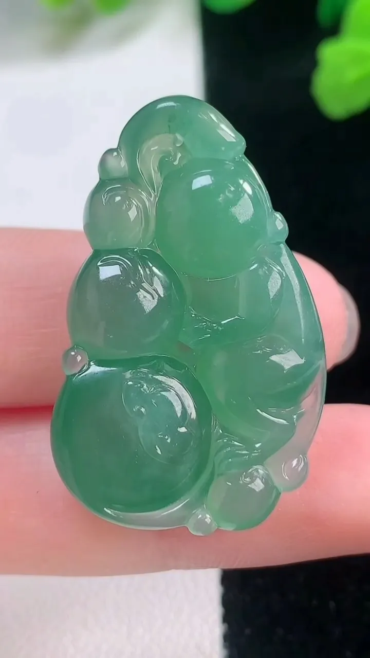 天然A货翡翠生肖猴吊坠，尺寸35.8-22-8.1，重量:9.90g
11月28日