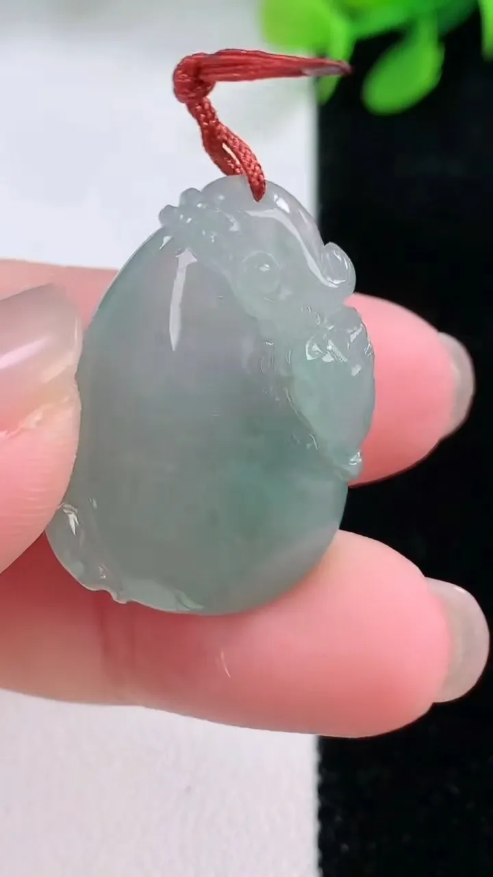 天然A货翡翠福袋吊坠，尺寸28.4-19.7-7.6，重量:7.69g
11月28日