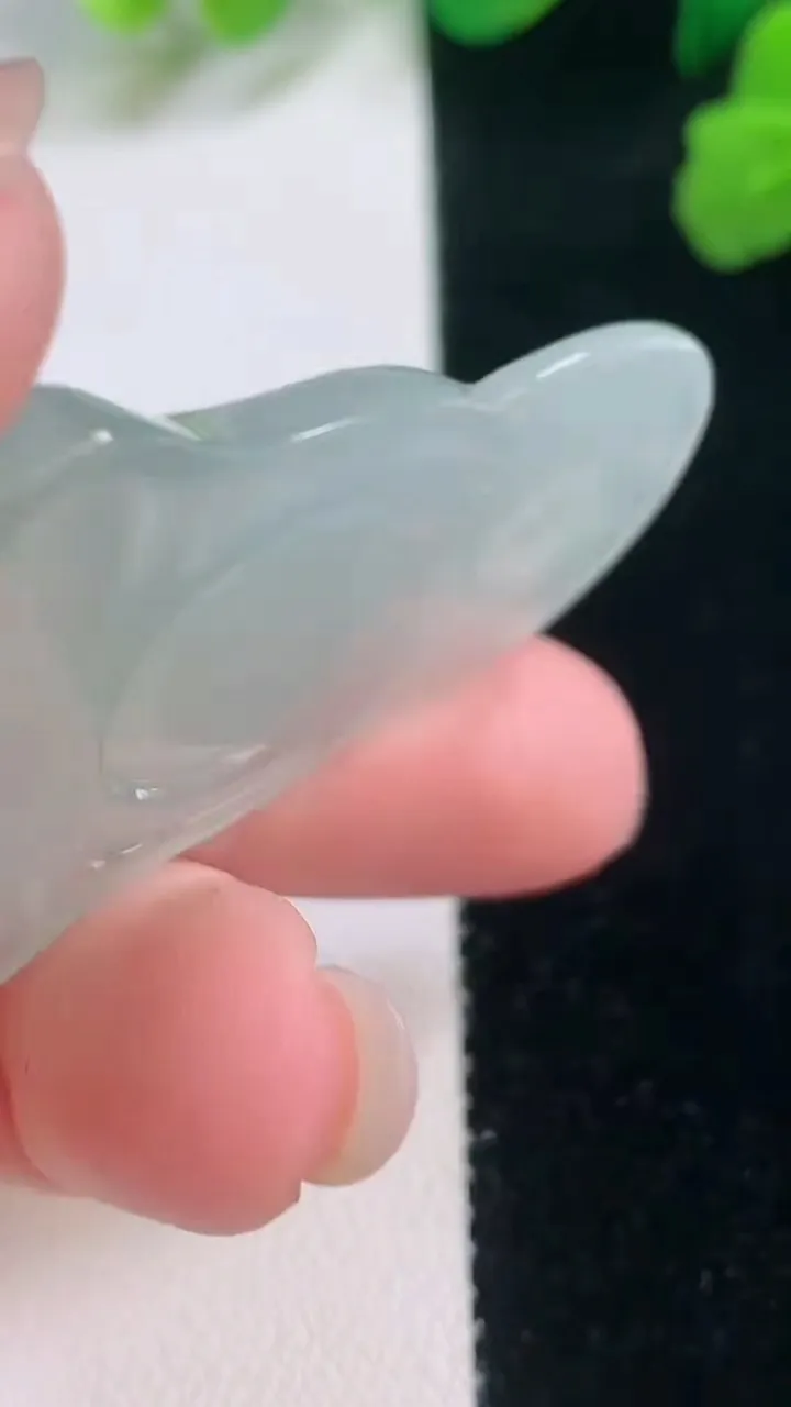 天然A货翡翠观音菩萨吊坠，尺寸51.3-32.6-5.8，重量:16.48g
11月28日