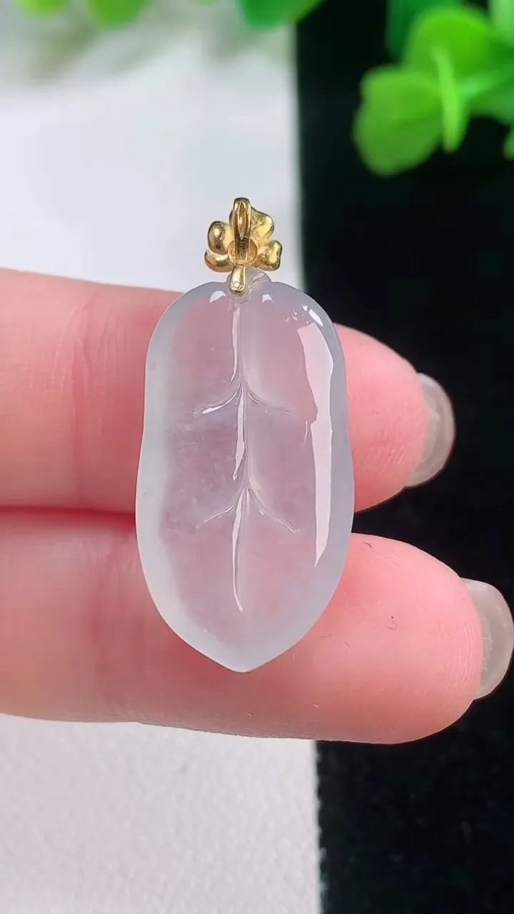 天然A货翡翠种白冰金枝玉叶 叶子吊坠，尺寸23.3-13-4.3，重量:2.99g
11月28日