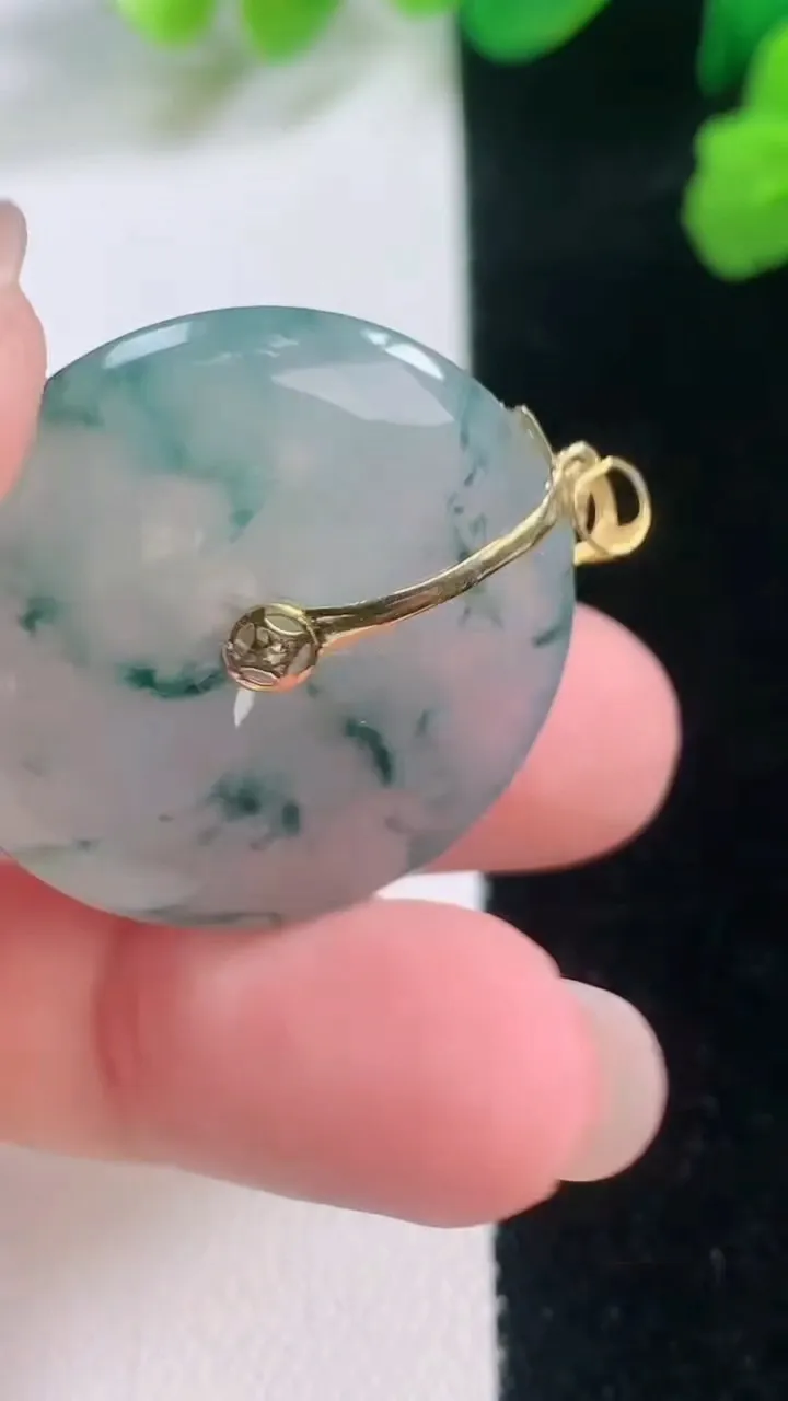 天然A货翡翠种飘花平安扣吊坠，尺寸28-5.7，重量:9.70g
11月28日