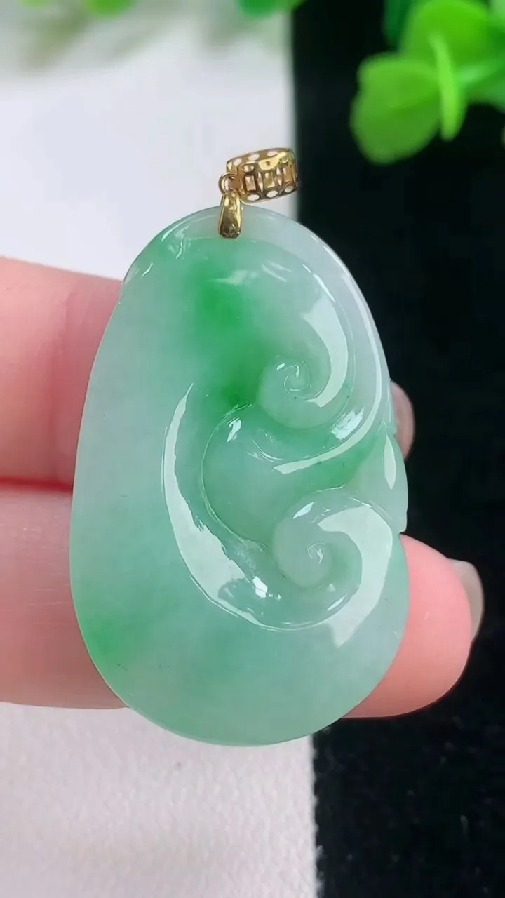 天然A货翡翠如意吊坠，尺寸34.4-21.3-6.2，重量:8.61g
11月28日