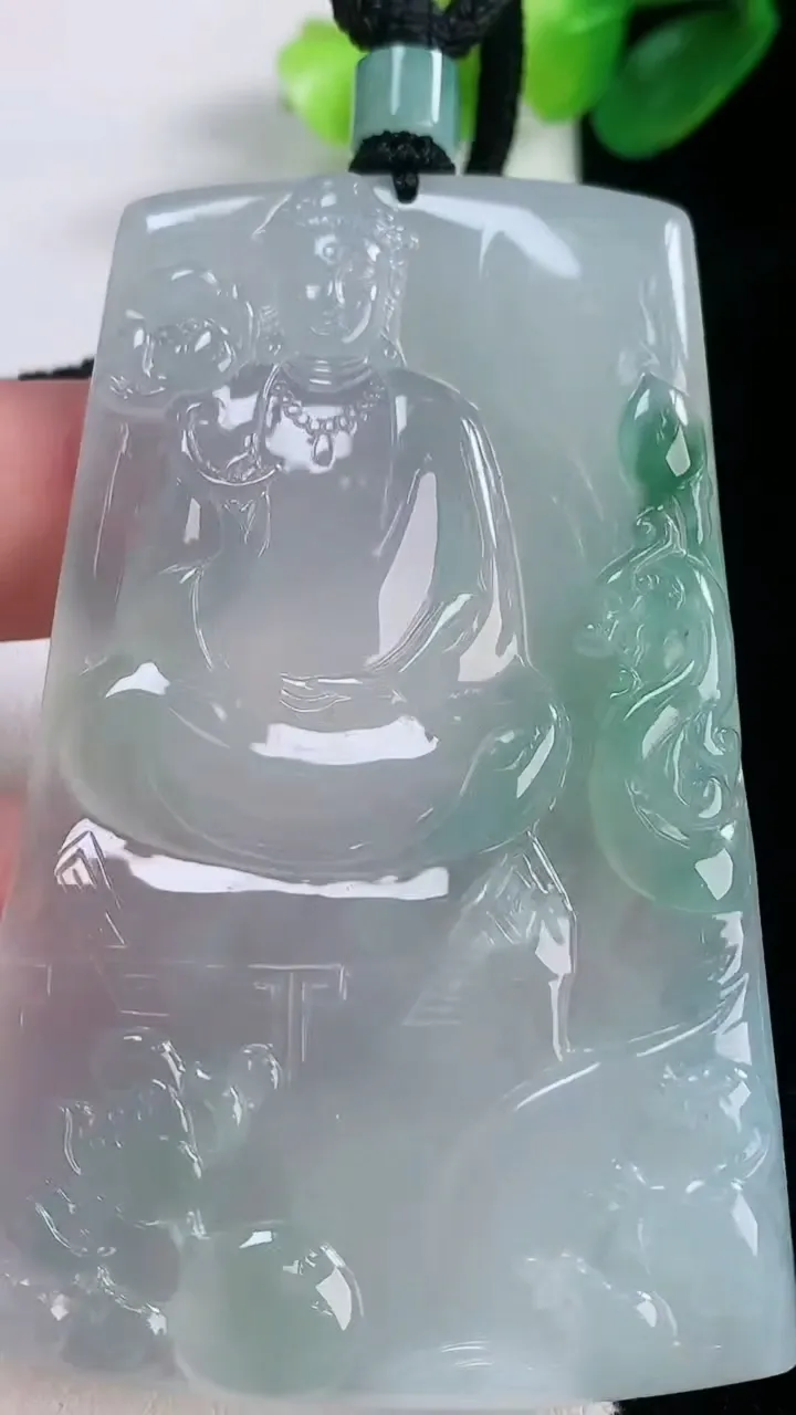 天然A货翡翠大势至菩萨吊坠，尺寸70.6-44.8-5.2，重量:48.43g
11月28日