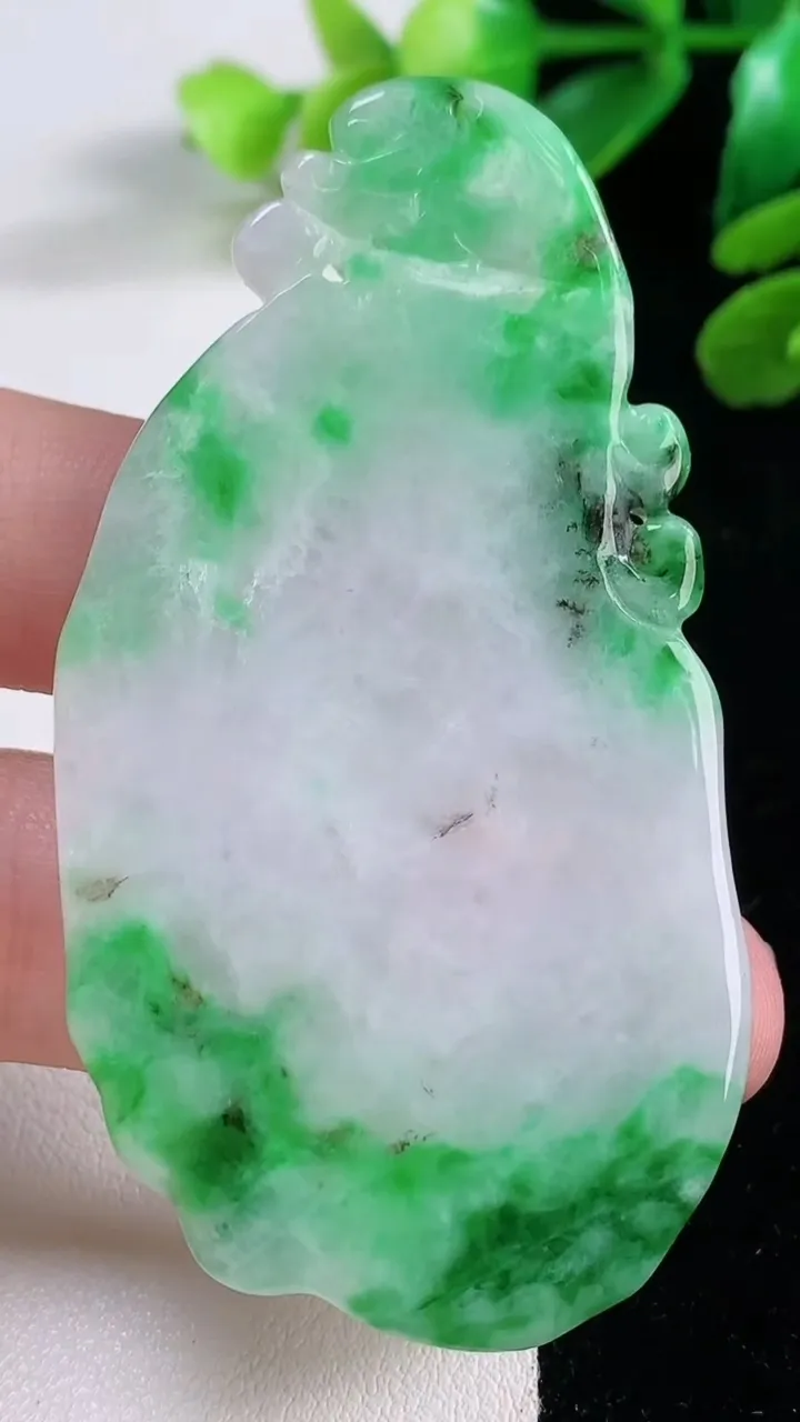 天然A货翡翠龙牌吊坠，尺寸 66-35-5.5，重:21.95g
11月28日