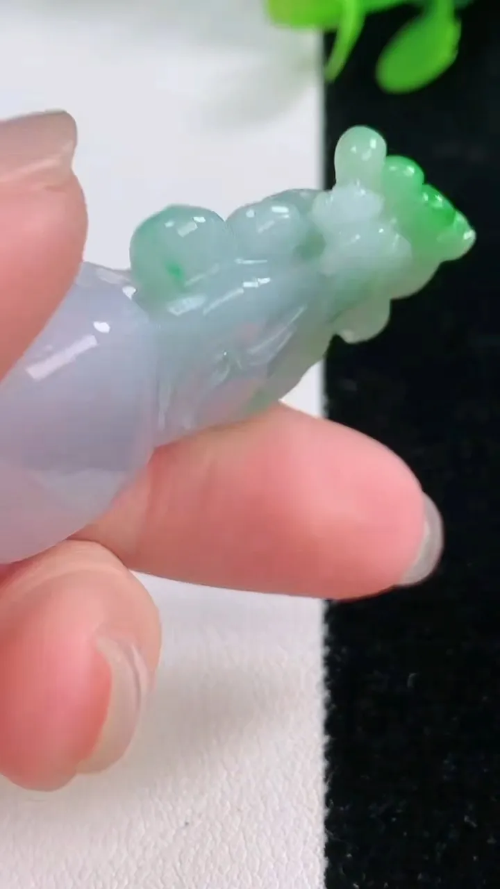 天然A货翡翠葫芦吊坠，尺寸47.5-21.5-10.8，重量:18.0.9g
11月28日