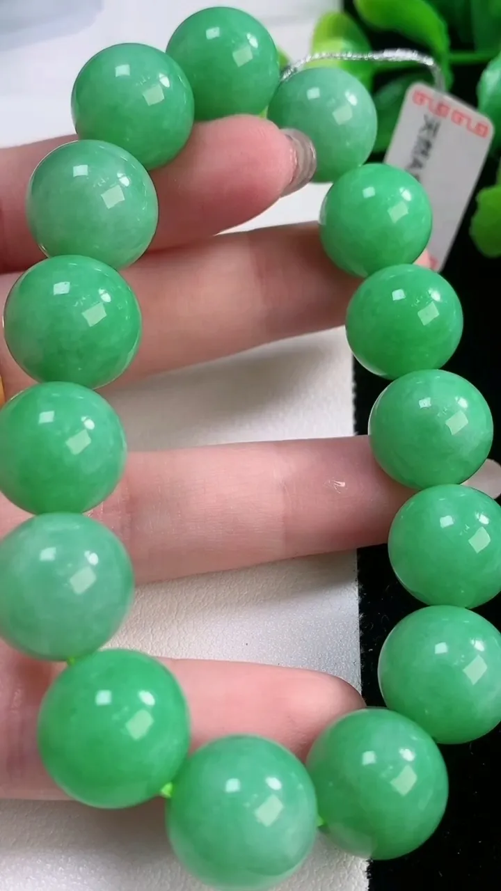 天然A货翡翠圆珠手串，尺寸14-15颗，重量:70.48g11月28日
工厂直销收藏佳品,种好水足，