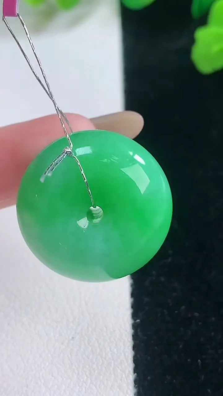 天然A货翡翠平安扣吊坠，尺寸23.4-11.3，重量:13.31g
11月28日