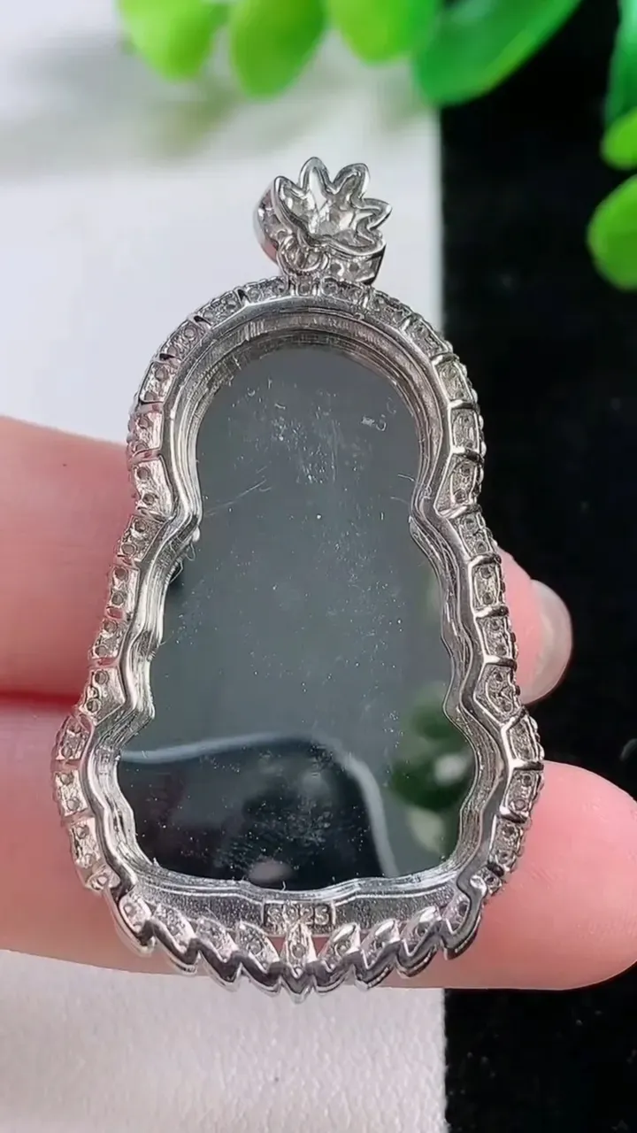 天然A货翡翠925银蓝水观音菩萨吊坠，尺寸 33.8-22，重:9.17g
11月28日