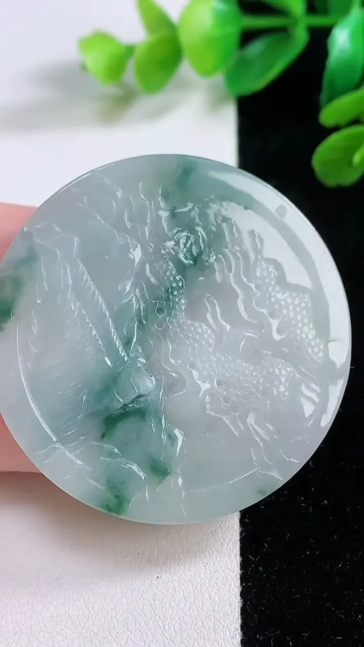 天然A货翡翠飘花山水佛头吊坠，尺寸 48-5，重:24.10g
11月28日