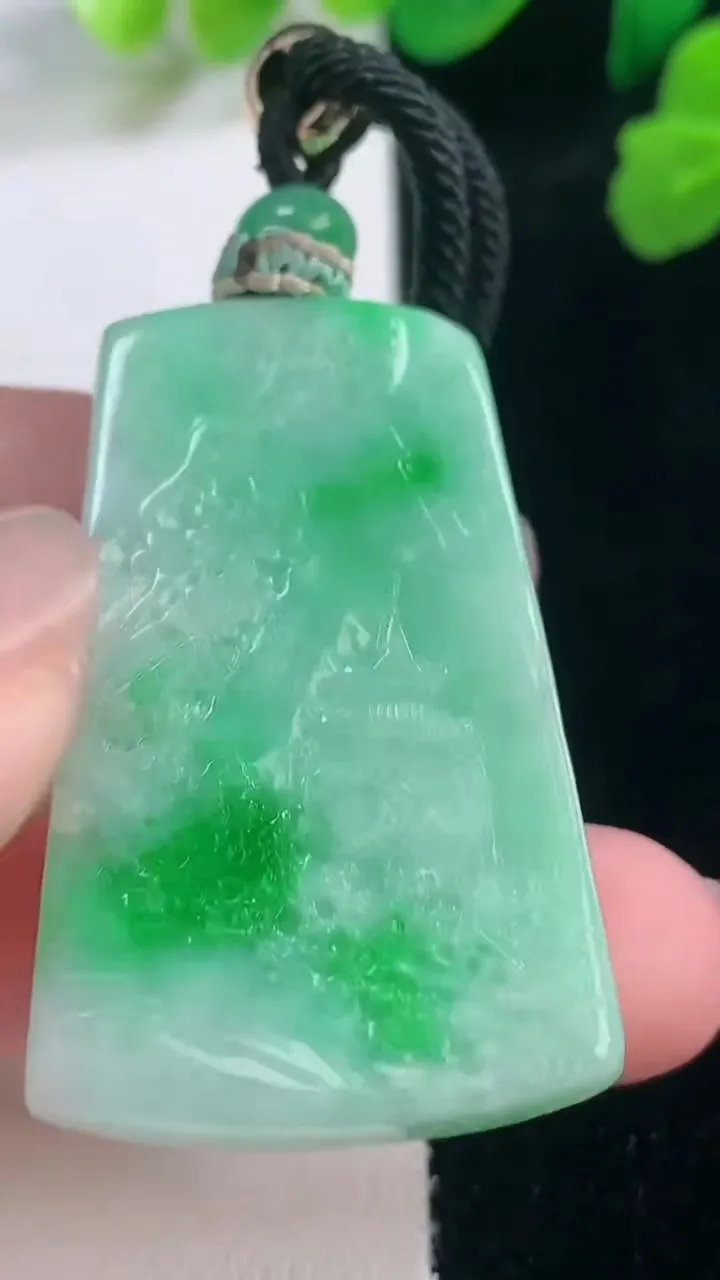 天然A货翡翠山水牌吊坠，尺寸43-26.7-10，重量:32.19g
11月28日