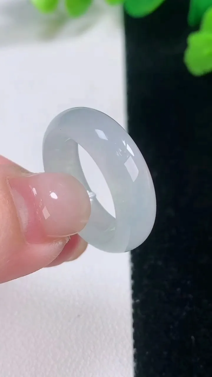 天然A货翡翠指环戒指，尺寸17.2-6.2-3.9，重量:4.66g2025年11月28日
工厂直销