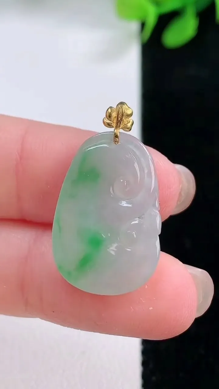 天然A货翡翠如意吊坠，尺寸21.8-14.4-3，重量:2.04g
11月28日