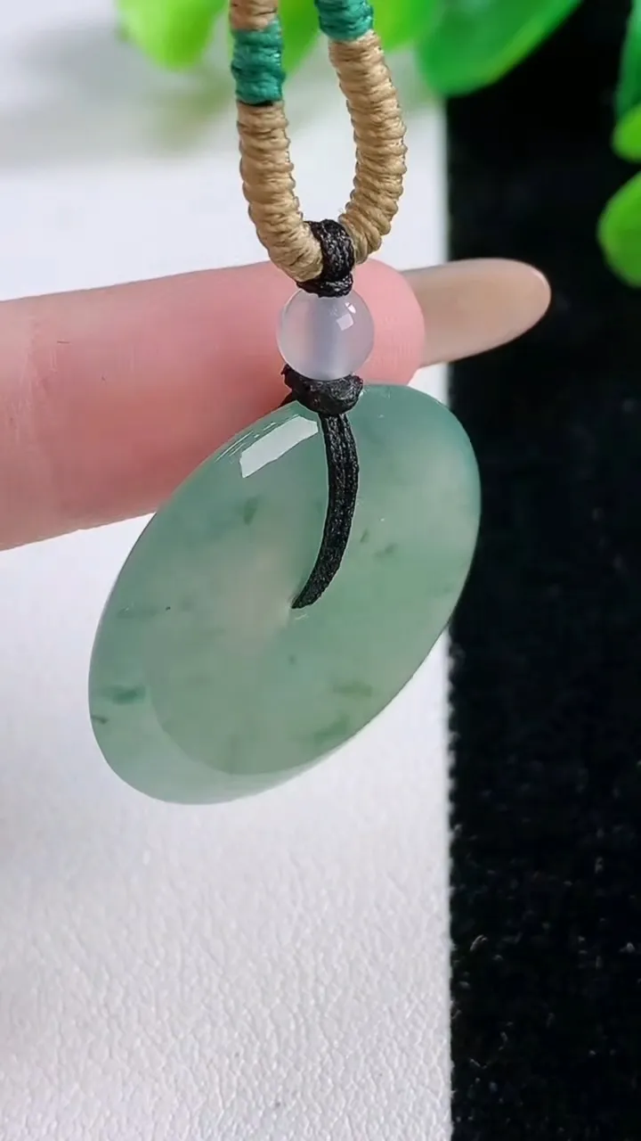 天然A货翡翠飘花平安扣吊坠，尺寸 27.7-5.5，重:8.36g
11月28日