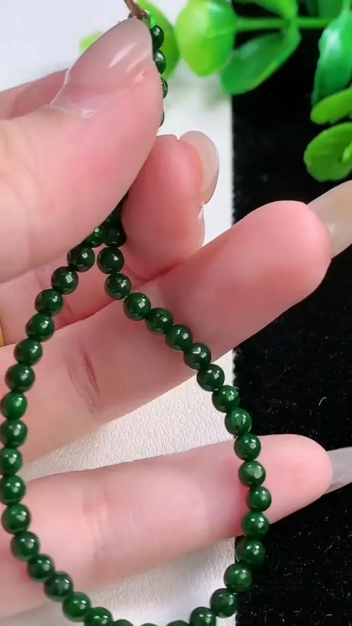 天然A货翡翠小米珠手串，尺寸3.8-52 颗，重:4.17g11月28日
工厂直销收藏佳品,种好水足，色泽均匀，有种有色，上手高大气！