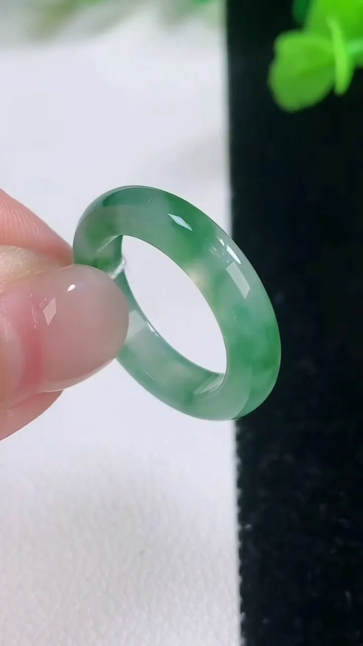 天然A货翡翠指环戒指，尺寸16.7-4-2.9，重量:2.99g2025年11月28日
工厂直销收藏佳品,种好水足，色泽均匀，有种有色，上手高大气！