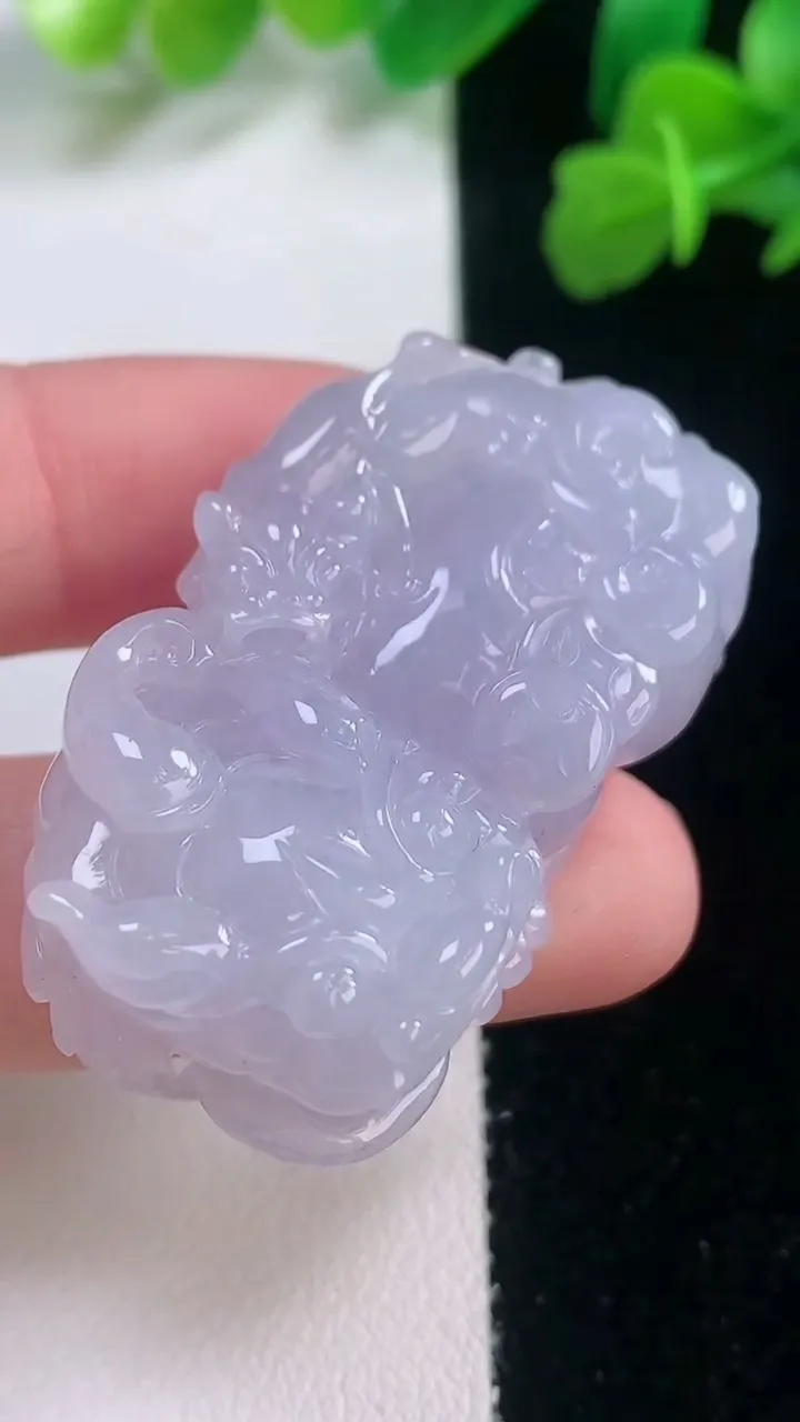 天然A货翡翠紫罗兰霸王貔貅吊坠，尺寸42.6-23.6-12，重量:28.36g
11月28日