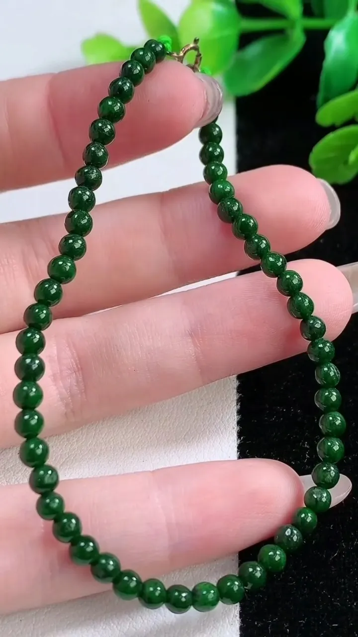天然A货翡翠小米珠手串，尺寸3.8-52 颗，重:4.17g11月28日
工厂直销收藏佳品,种好水足，色泽均匀，有种有色，上手高大气！