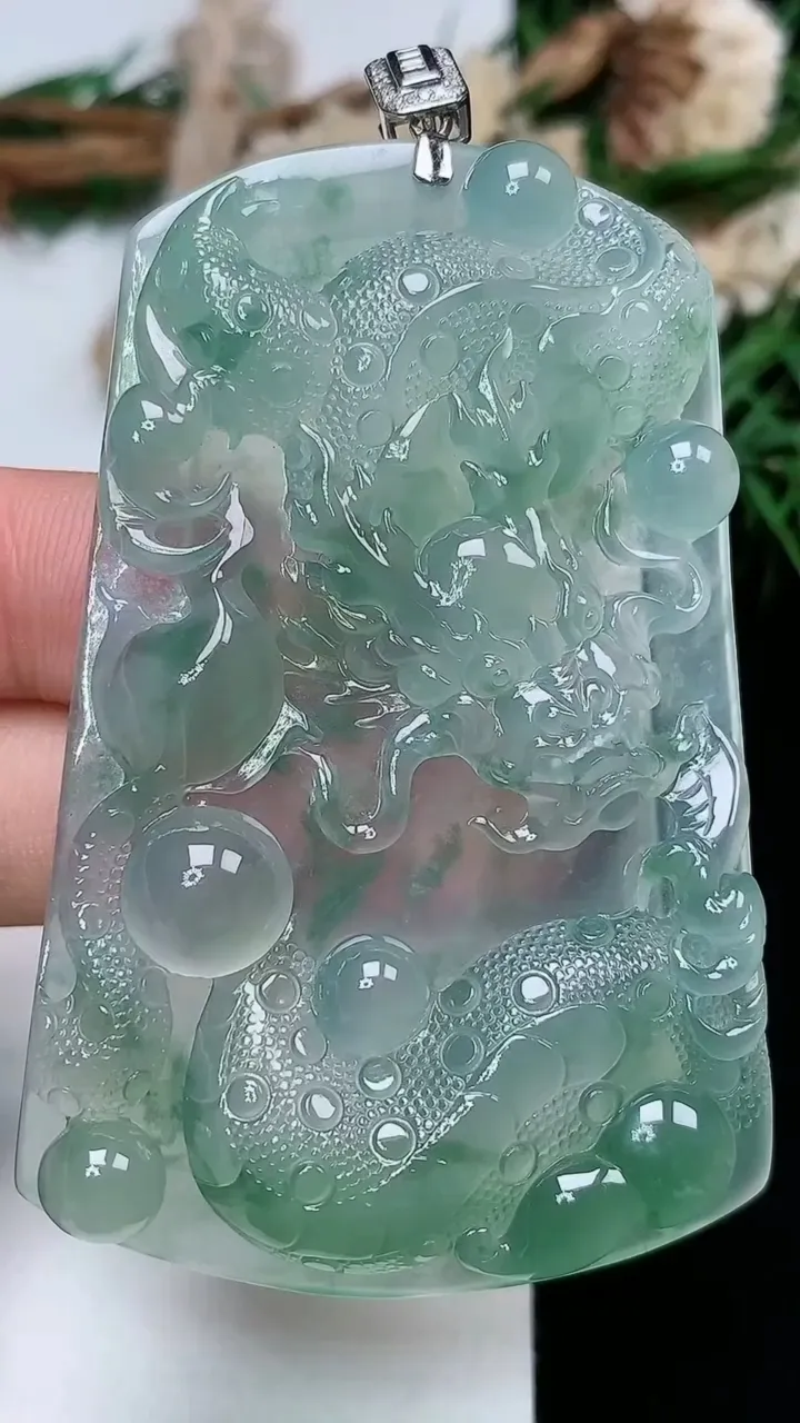 天然A货翡翠龙牌吊坠，尺寸62.5-40.6-6.5，重量:31.90g
11月28日