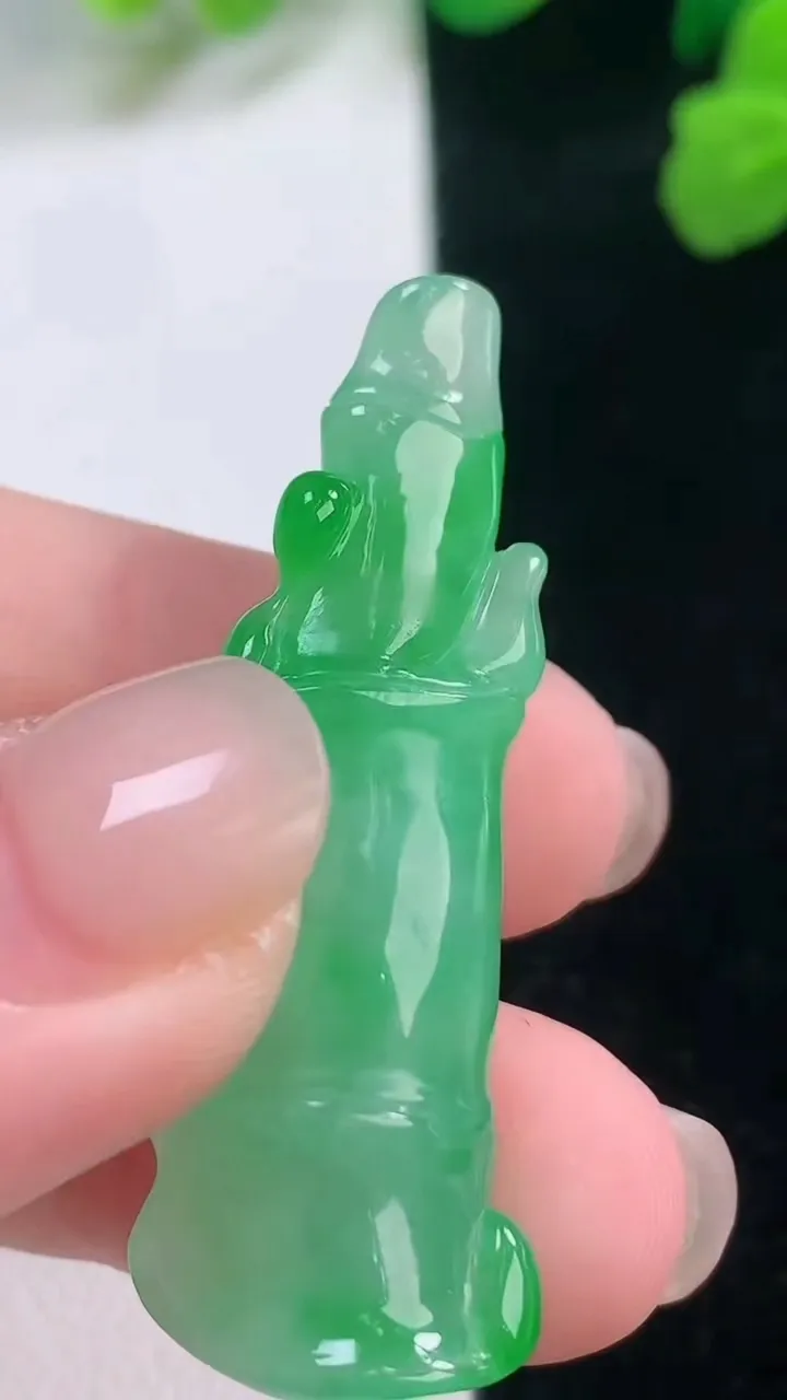 天然A货翡翠节节高升 竹节吊坠，尺寸42.7-14.4-9.7，重量:7.87g
11月28日