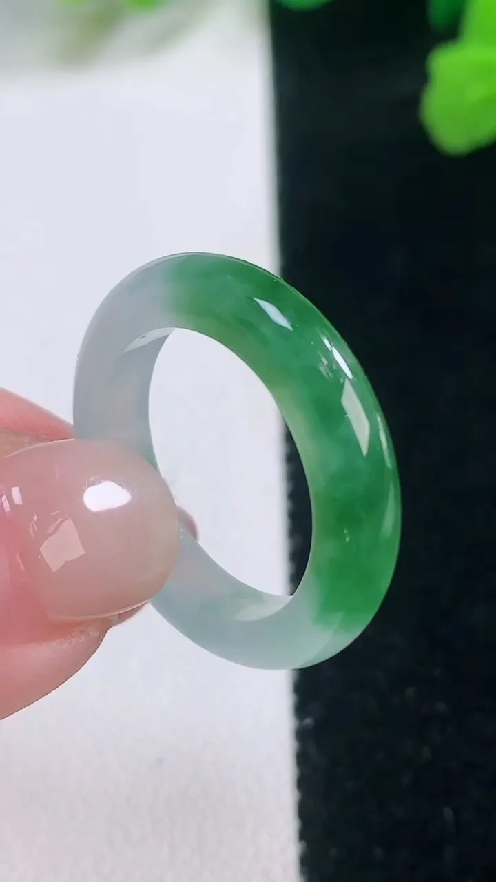 天然A货翡翠指环戒指，尺寸18.2-4.2-3.3，重量:3.60g2025年11月28日
工厂直销收藏佳品,种好水足，色泽均匀，有种有色，上手高大气！
