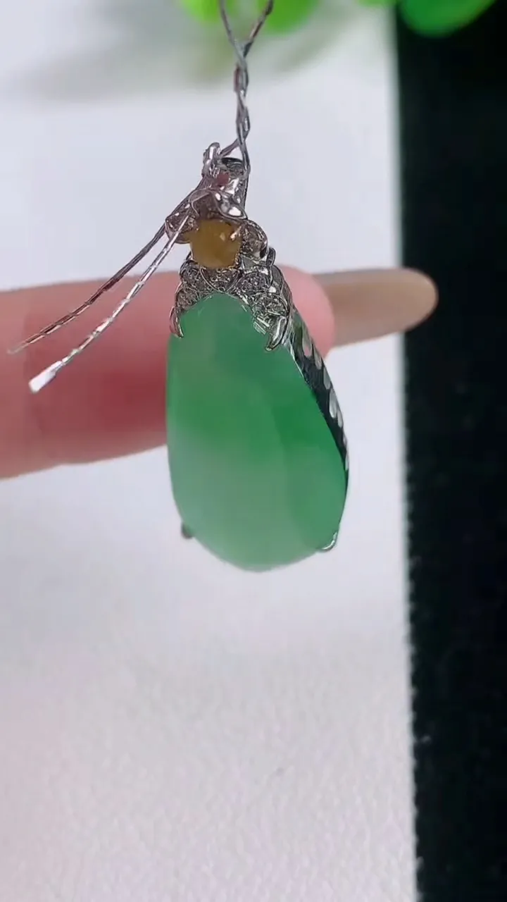 天然A货翡翠福瓜吊坠，尺寸35-26.2-12.2-7，重量:3.83g
11月28日