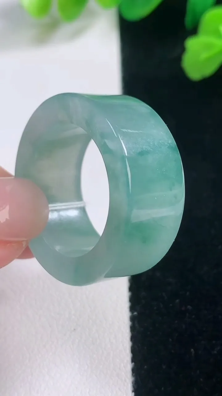 天然A货翡翠冰种飘花指环扳指，尺寸21.5-11.4-4.3，重量:15.41g2025年11月28日
工厂直销收藏佳品,种好水足，色泽均匀，有种有色，上手高大气！
