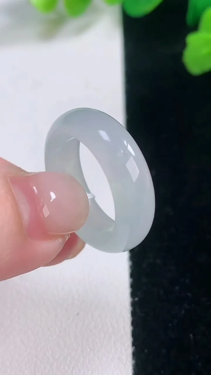 天然A货翡翠指环戒指，尺寸17.2-6.2-3.9，重量:4.66g2025年11月28日
工厂直销收藏佳品,种好水足，色泽均匀，有种有色，上手高大气！