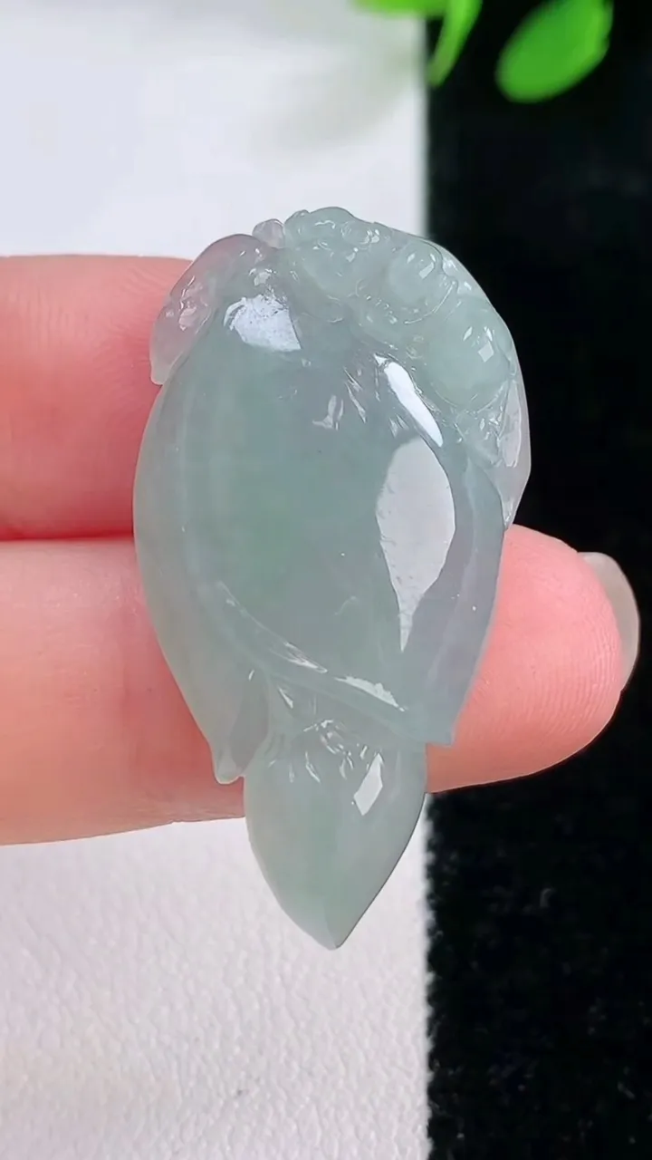 天然A货翡翠玉兰花吊坠，尺寸35-18.8-6.7，重量:7.22g
11月28日