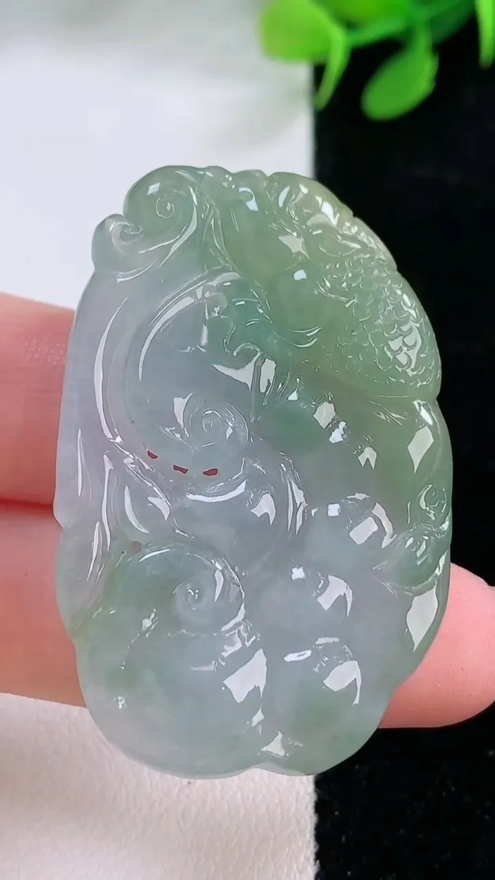 天然A货翡翠双彩如意吊坠，尺寸45.3-29-5.8，重量:15.94g
11月28日