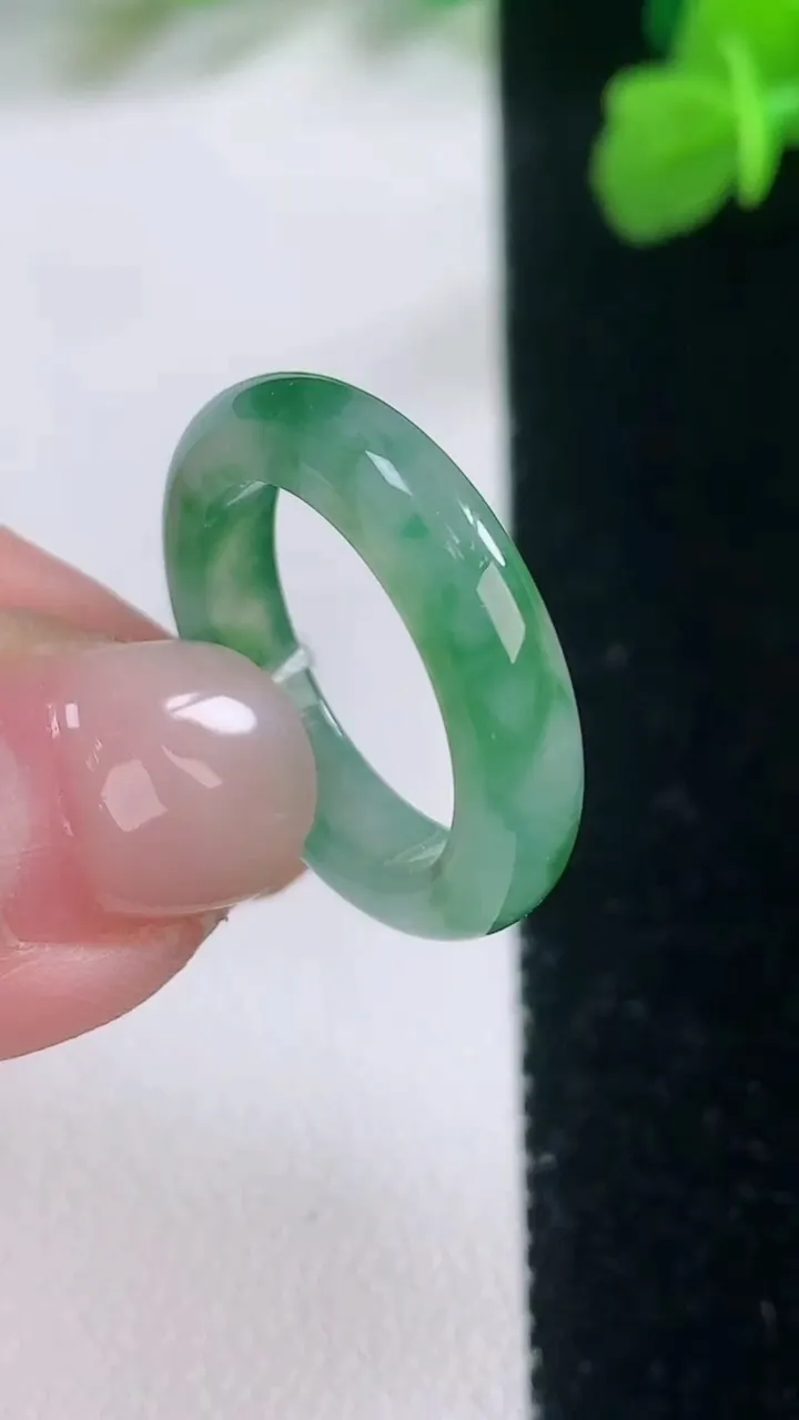 天然A货翡翠指环戒指，尺寸16.7-4-2.9，重量:2.99g2025年11月28日
工厂直销收藏