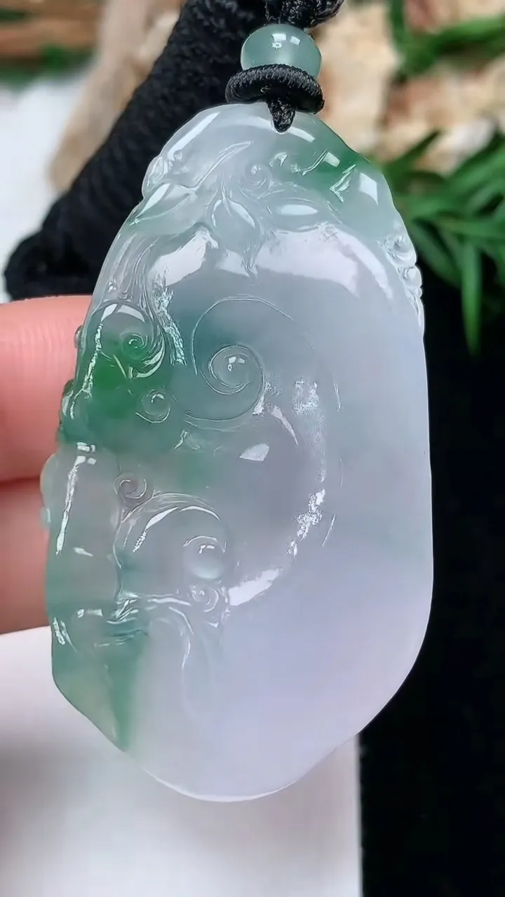 天然A货翡翠如意吊坠，尺寸51-29.5-8.8，重量:25.17g
11月28日