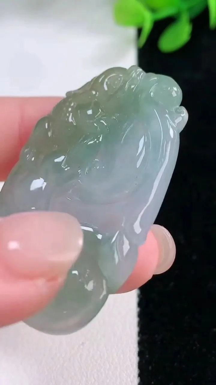 天然A货翡翠双彩如意吊坠，尺寸45.3-29-5.8，重量:15.94g
11月28日