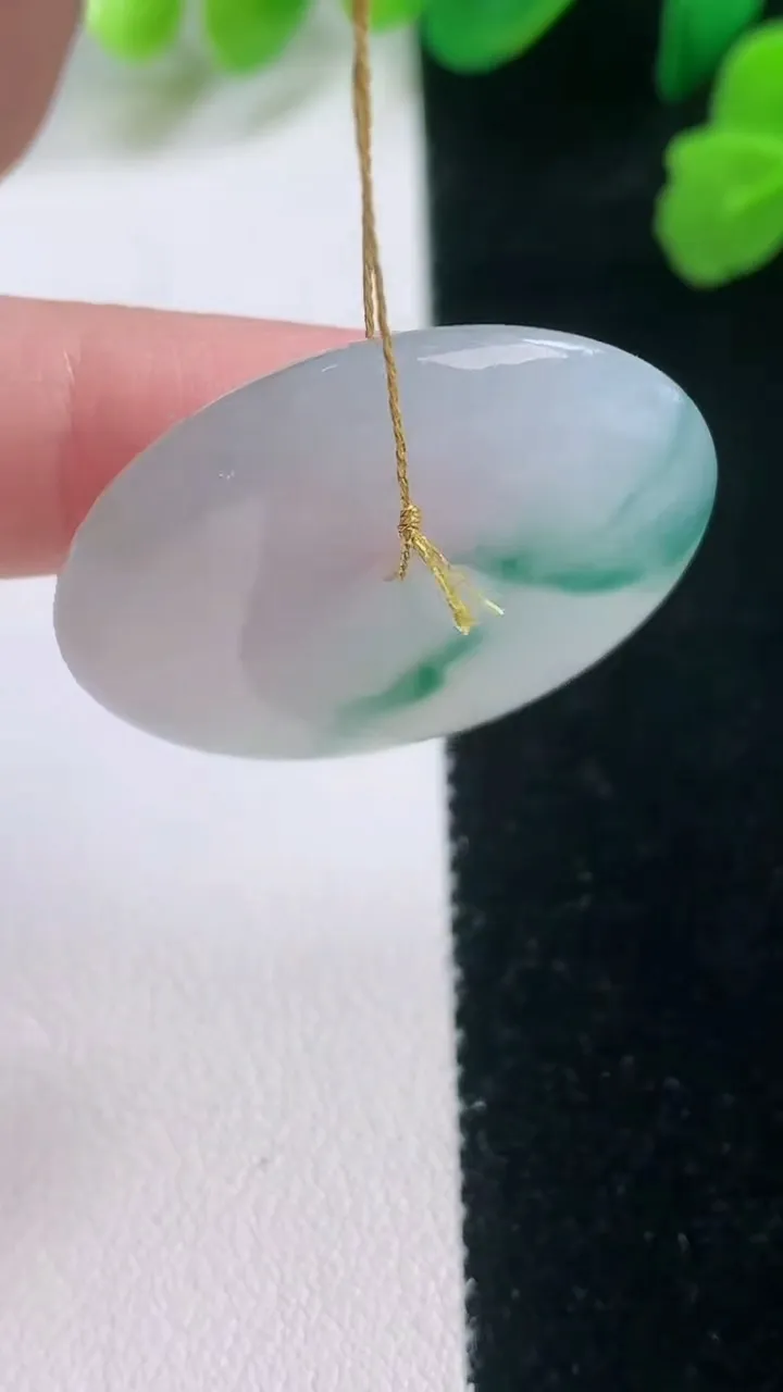 天然A货翡翠冰种飘花平安扣吊坠，尺寸31.6-6.2，重量:13.71g
11月28日