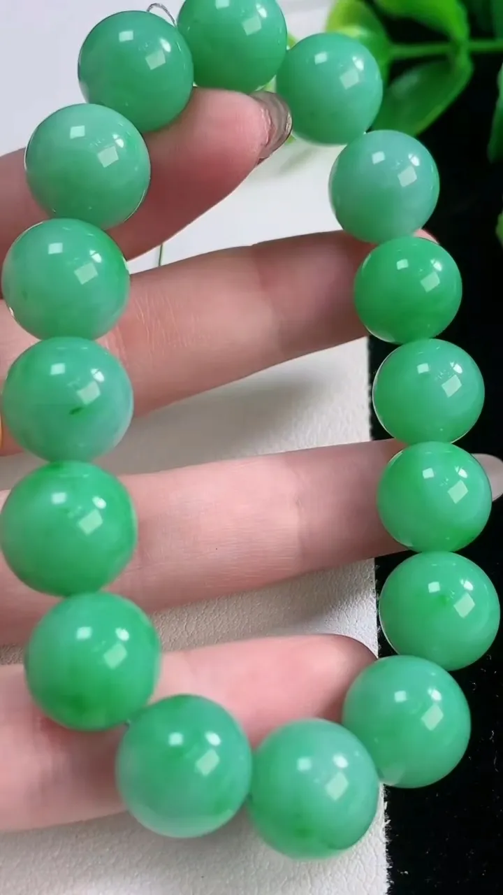 天然A货翡翠圆珠手串，尺寸12.6-16颗，重量:52.82g11月28日
工厂直销收藏佳品,种好水足，色泽均匀，有种有色，上手高大气！