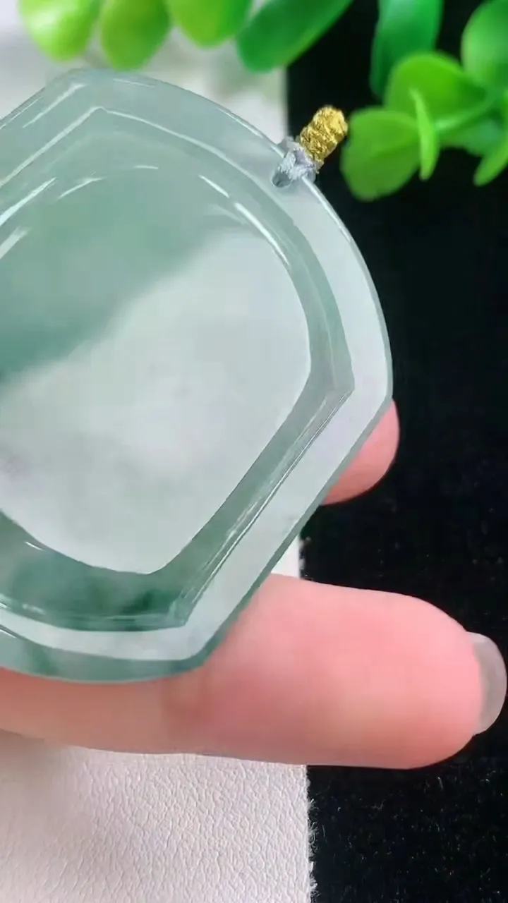 天然A货翡翠冰种飘花龙牌吊坠，尺寸47.7-40.4-4.4，重量:19.26g
11月28日