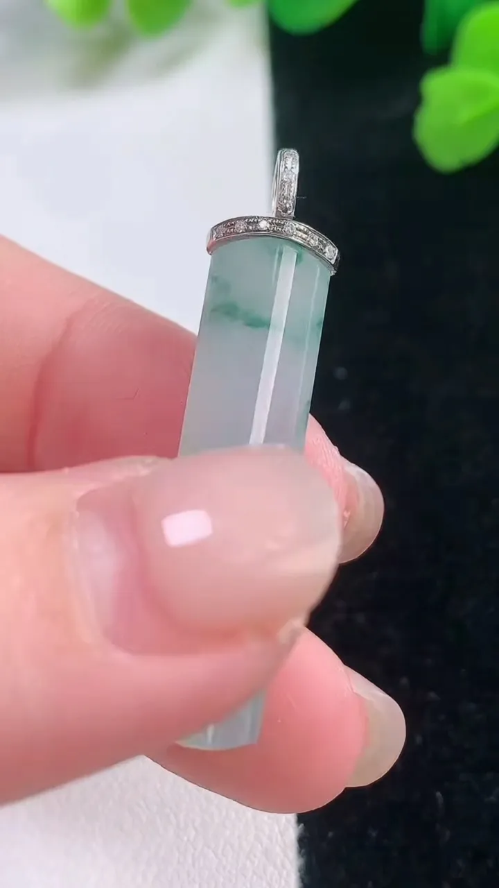 天然A货翡翠种飘花无事牌吊坠，尺寸34-7.8-5.2，重量:3.64g
11月28日