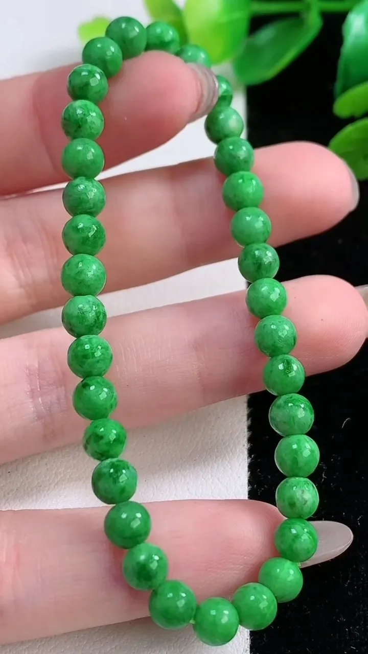 天然A货翡翠圆珠手串，尺寸 5.5-34 颗，重:8.14g11月28日
工厂直销收藏佳品,种好水足，色泽均匀，有种有色，上手高大气！