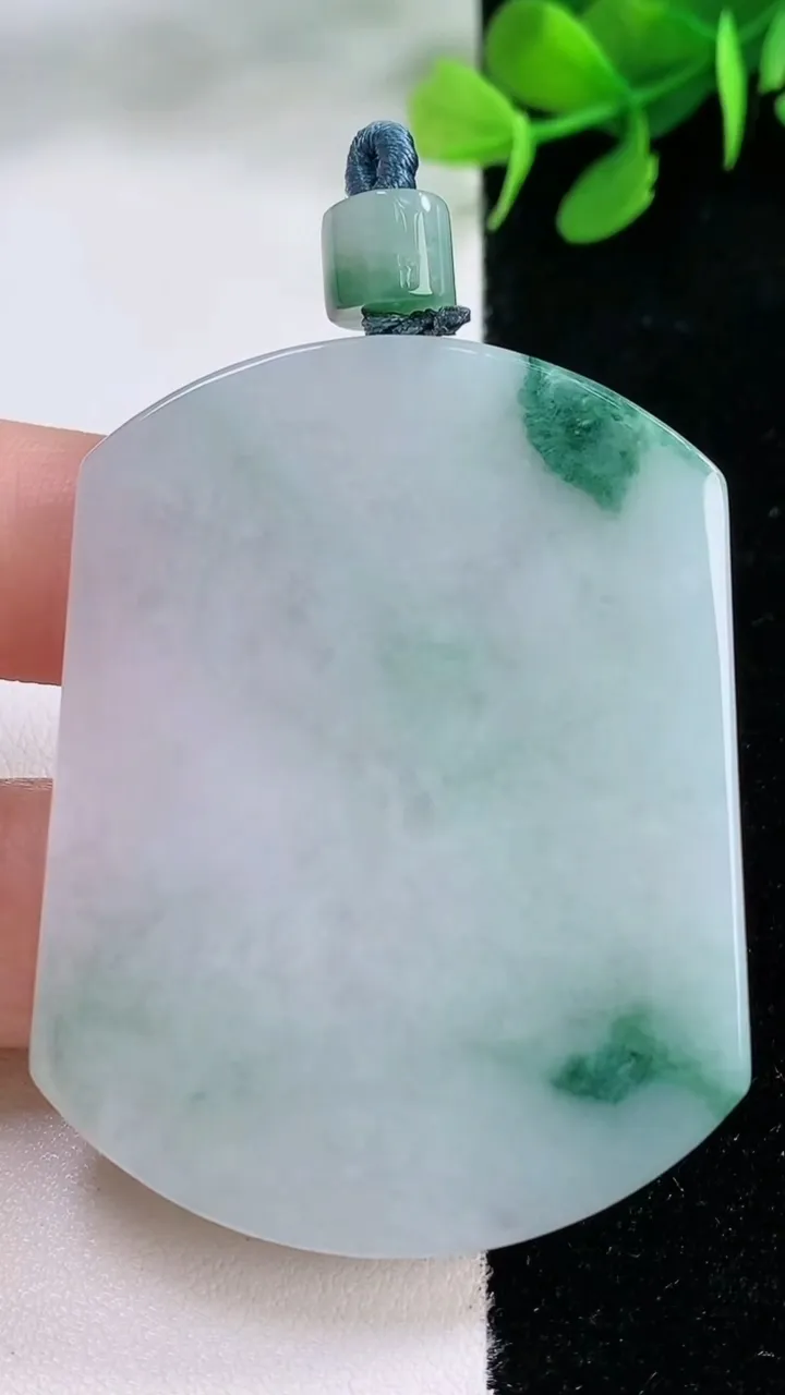 天然A货翡翠飘花无事牌吊坠，尺寸52.8-40.7-5.8，重量:38.09g
11月28日