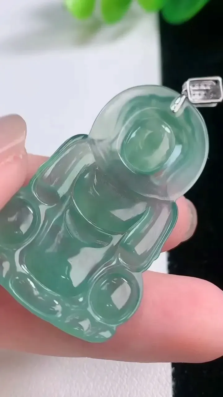 天然A货翡翠种蓝水观音菩萨吊坠，尺寸42.8-27-3.8，重量:8.42g
11月28日