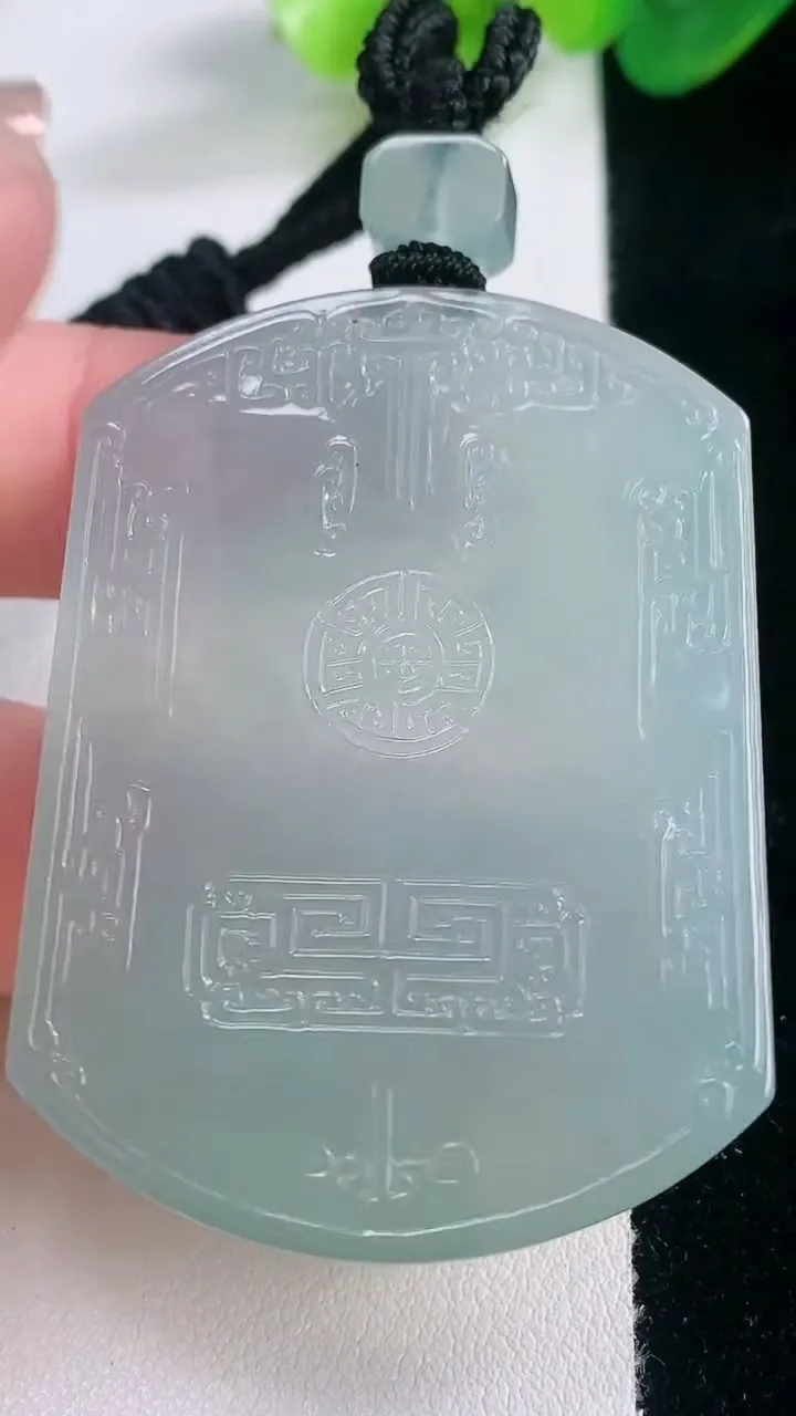 天然A货翡翠仿古无事牌吊坠，尺寸50.7-37.5-5.8，重量:36.02g
11月28日