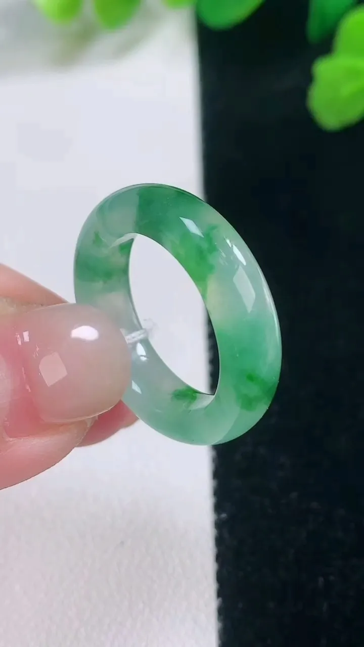 天然A货翡翠指环戒指，尺寸17.2-5.2-3.6，重量:4.60g2025年11月28日
工厂直销