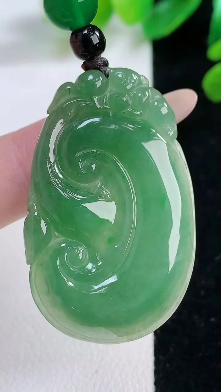天然A货翡翠如意吊坠，尺寸 42.1-26-5.5，重:9.88g
11月28日