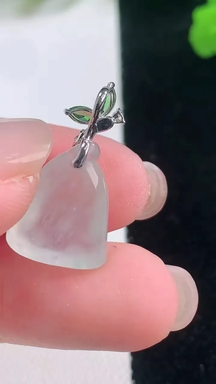 天然A货翡翠莲蓬吊坠，尺寸16.2-12-5.7，重量:2.45g
11月28日