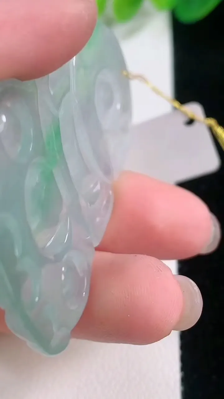 天然A货翡翠观音菩萨吊坠，尺寸60.6-35.5-5.4，重量:21.21g
11月28日