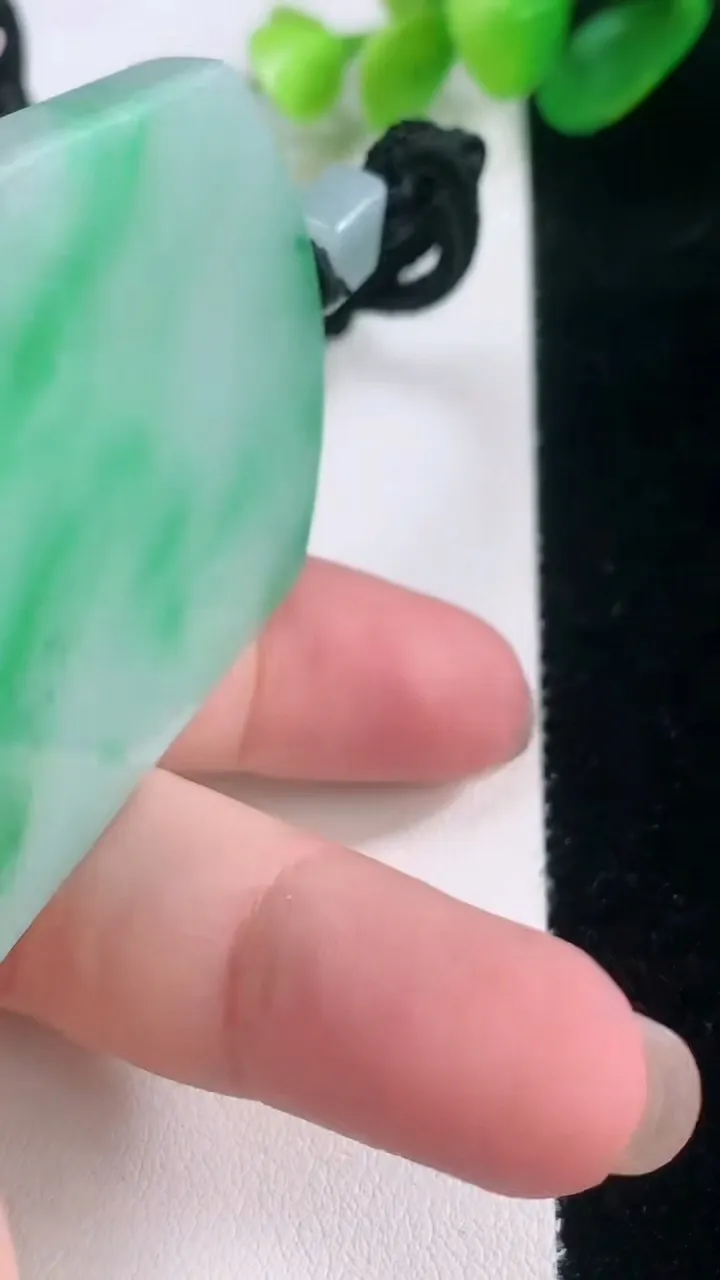 天然A货翡翠无事牌吊坠，尺寸54.6-43-5.4，重量:39.42g
11月28日