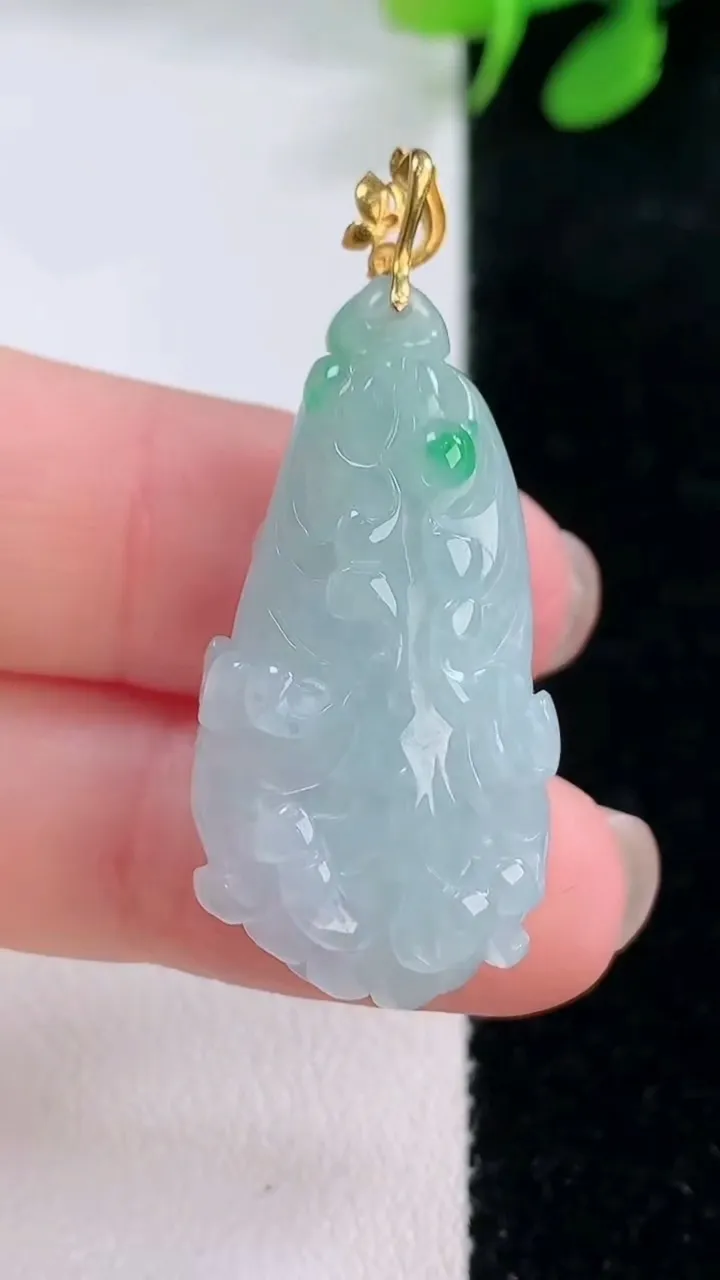 天然A货翡翠白菜吊坠，尺寸33-17.4-12，重量:10.00g
11月28日