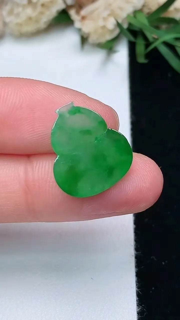 天然A货翡翠葫芦镶嵌件，尺寸16.4-14.4-3，重量:1.27g
11月28日