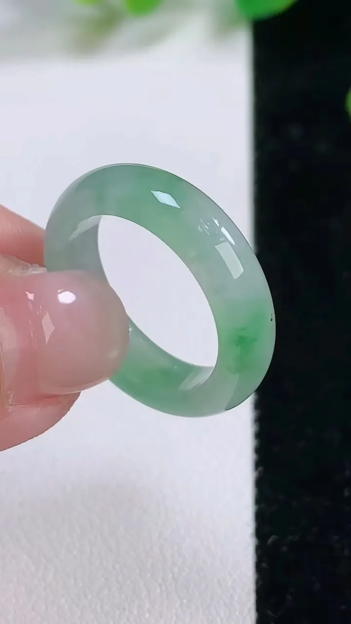 天然A货翡翠指环戒指，尺寸 17.6-6.1-3.8，重:3.78g2025年11月28日
工厂直销