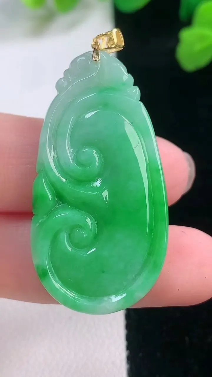 天然A货翡翠如意吊坠，尺寸38.8-20.3-5.4，重量:9.25g
11月28日