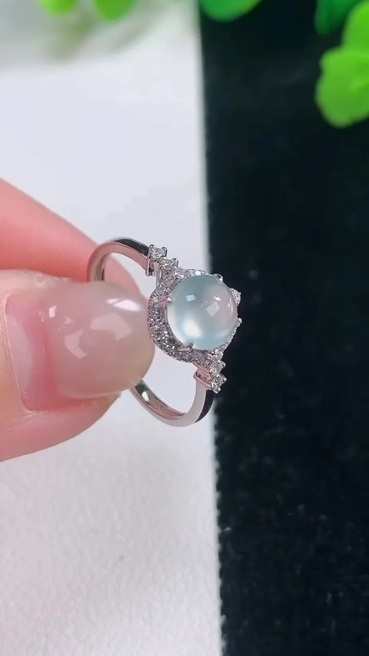 天然A货翡翠种白冰蛋面戒指，尺寸17.2-6-5.6，重量:1.71g2025年11月28日
工厂直